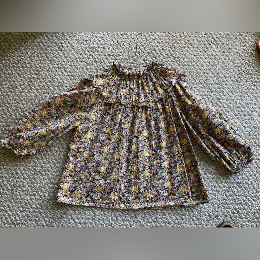 Gorgeous floral blouse/top perfect for work!